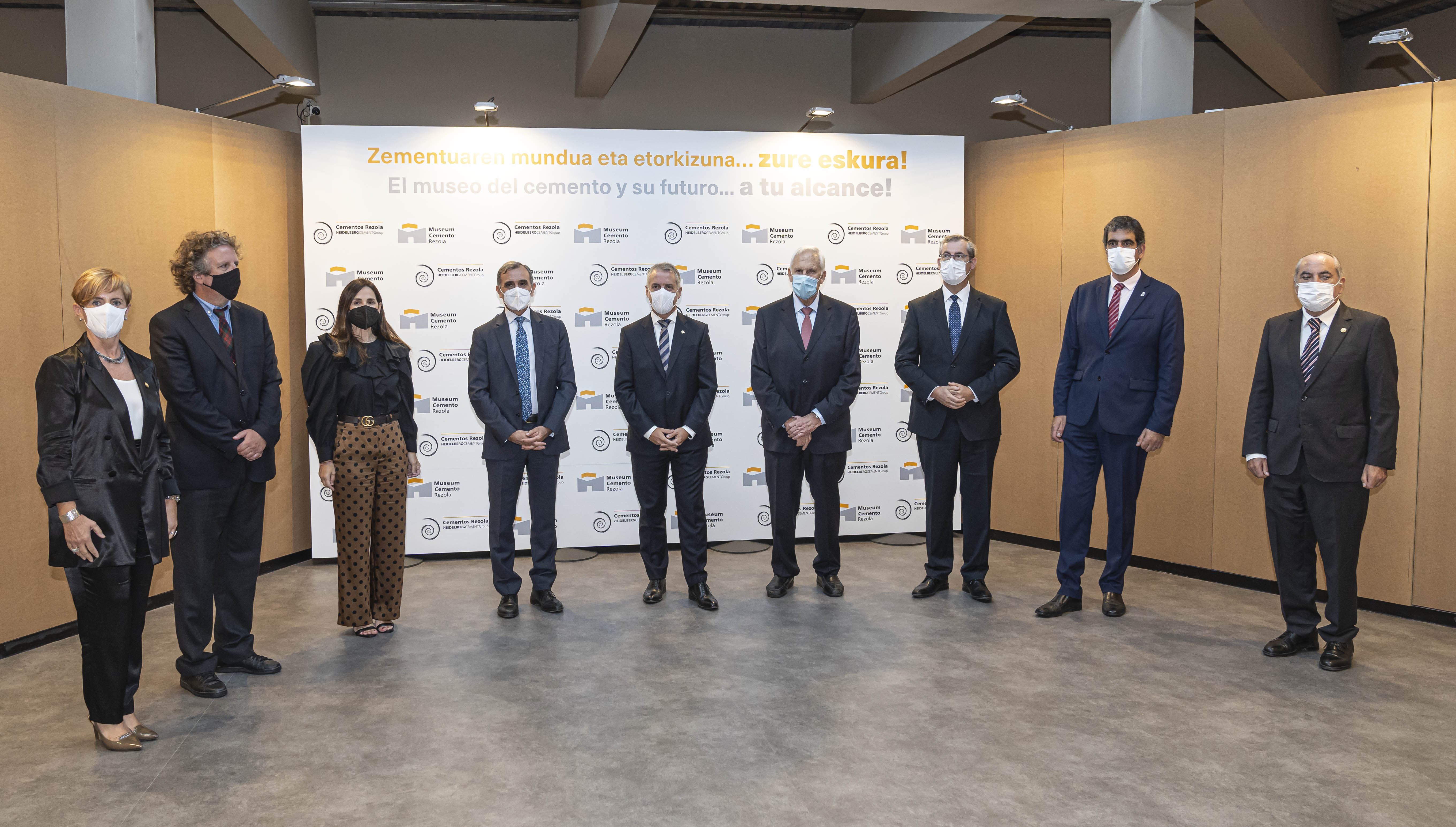 En el acto de inauguración del nuevo Museum Cemento Rezola han participado el Lehendakari Iñigo Urkullu; Markel Olano, Diputado General de Gipuzkoa; y Eneko Goia, Alcalde de Donostia-San Sebastián